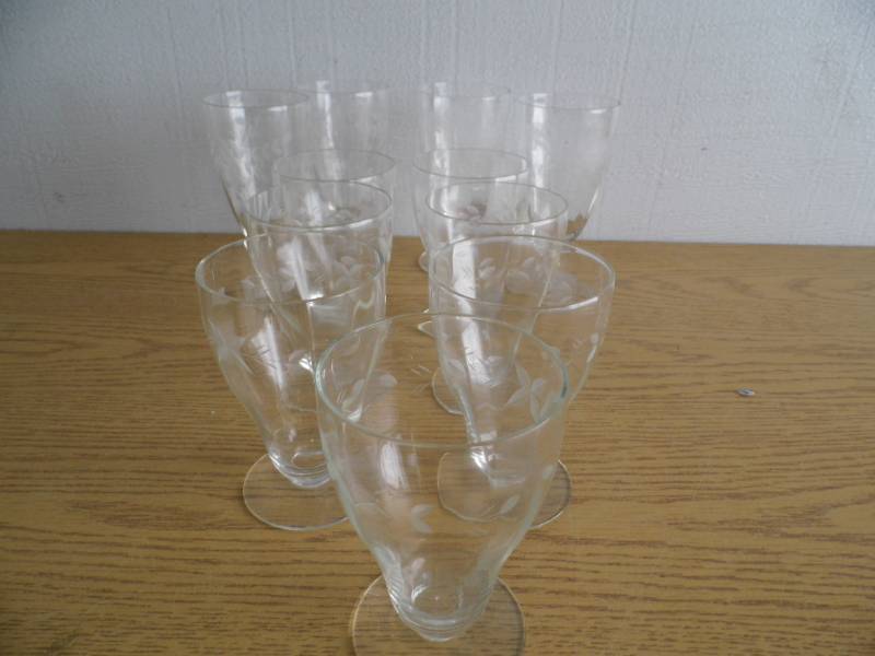 lot 26 image: Etched Glassware