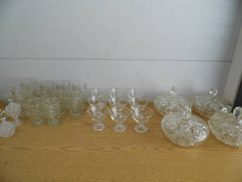 lot 32 image: Glassware - Candy Dishes