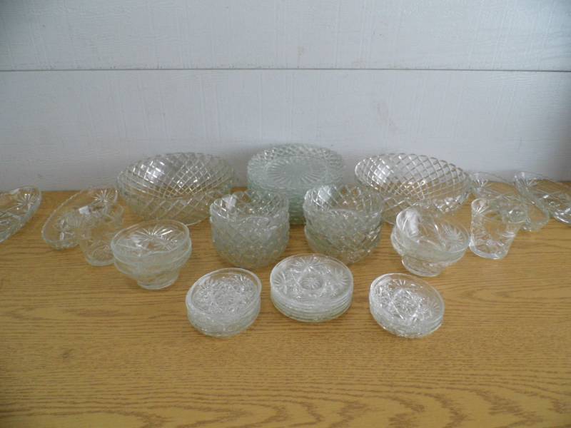 lot 33 image: Glass Bowls - Plates - Serving Pieces
