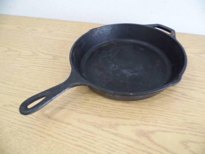 lot 39 image: Lodge Frying Pan