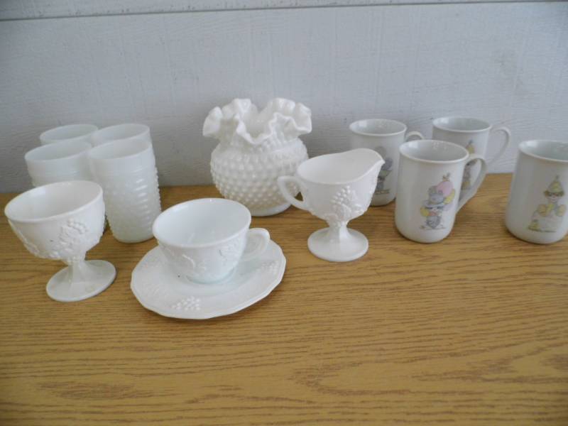 lot 41 image: Milk Glass - 4 Precious Moments Mugs