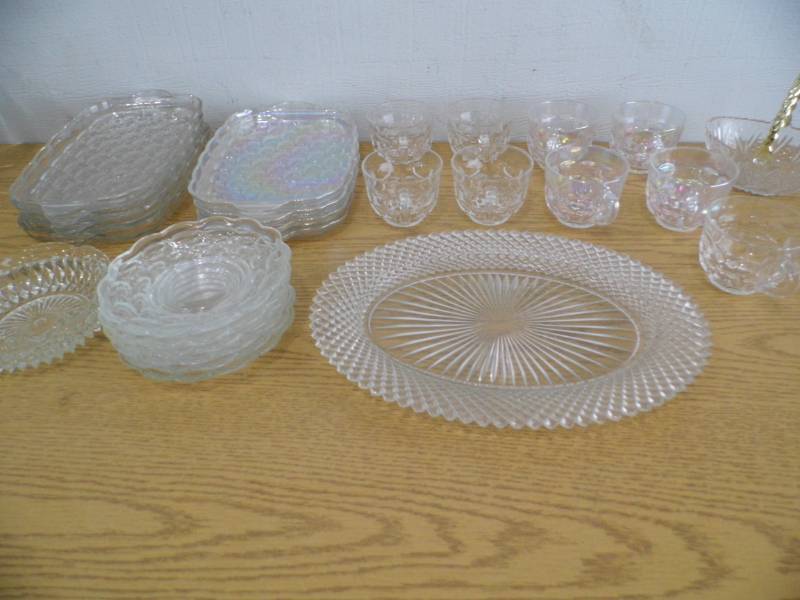 lot 48 image: Irridescent Snack Sets - Glassware