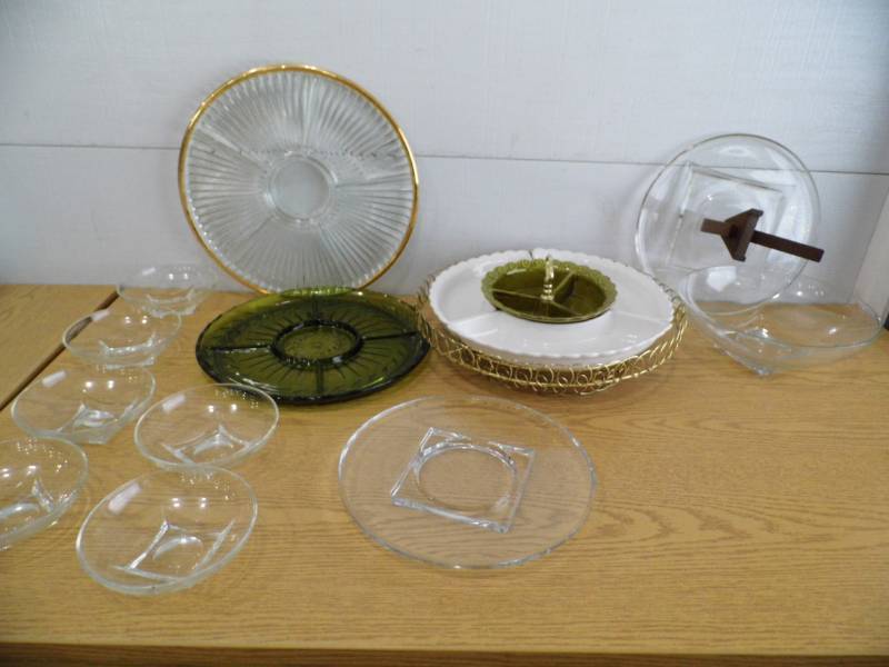 lot 70 image: Large Serving Pieces - Lazy Susan