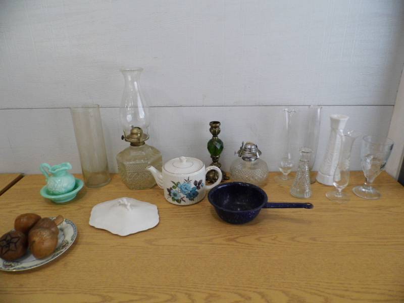 lot 72 image: Vases - Oil Lamp