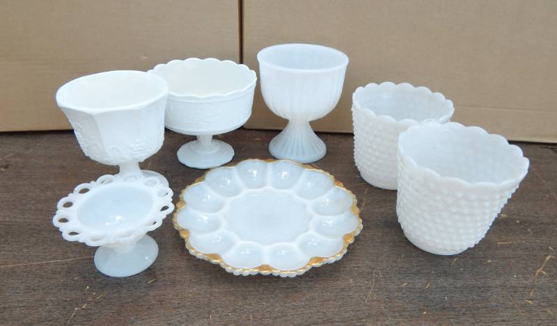lot 44 image: Lot of Vintage Milk Glass Items