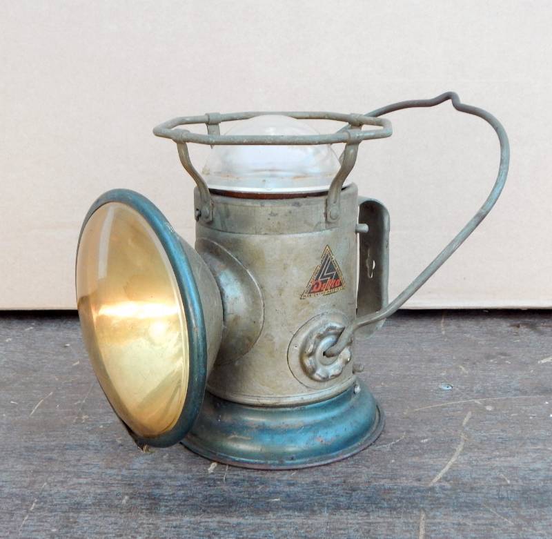 lot 49 image: Vintage Delta Powerlite Lantern