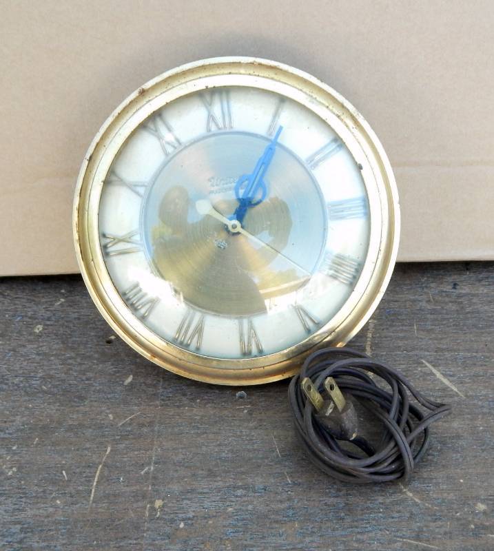 lot 50 image: Vintage United Clock