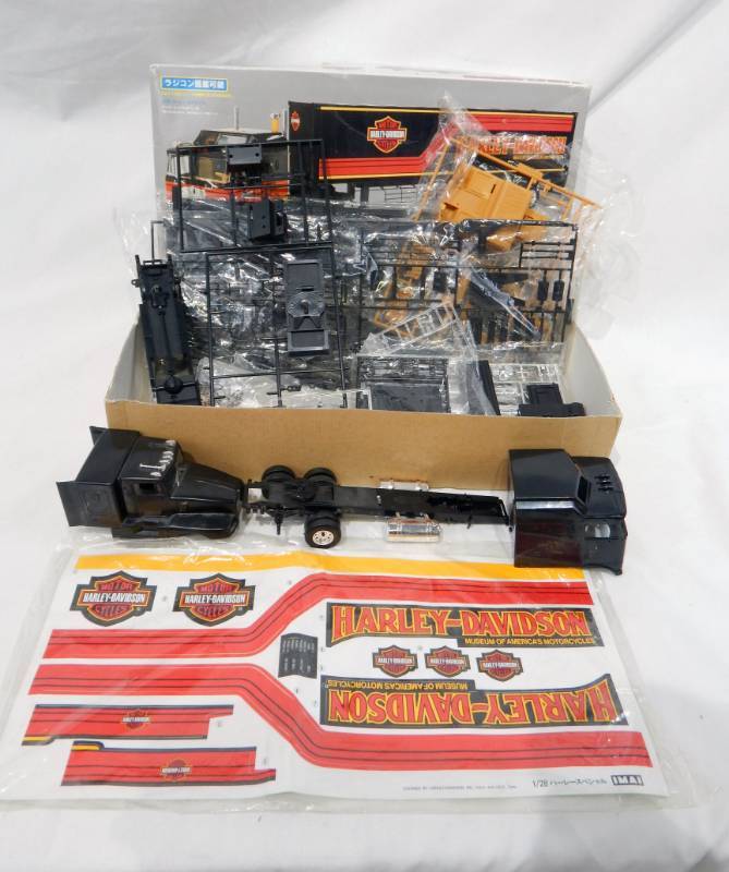 lot 56 image: Vintage Harley Davidson Harley Special Cab and Trailer Model Kit