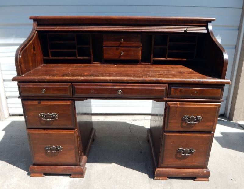lot 33 image: Vintage Roll Top Desk