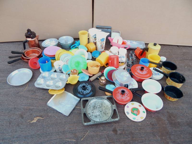 lot 103 image: Large Lot of Kids Kitchen Toys