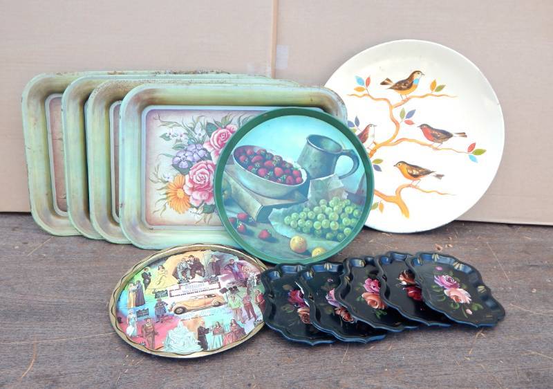lot 106 image: Lot of Vintage Metal Trays