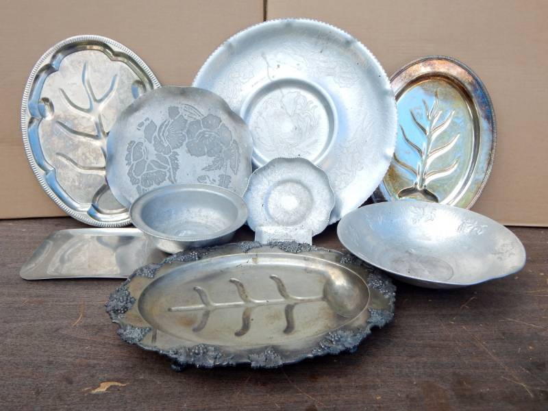 lot 109 image: Lot of Vintage Metal Trays and Bowls
