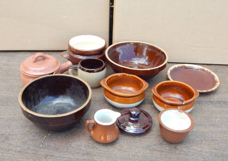 lot 112 image: Lot of Vintage Brown and Hull Stoneware