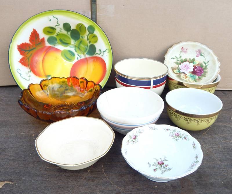 lot 113 image: Lot of Vintage Ceramic, Glass and Tin Bowls