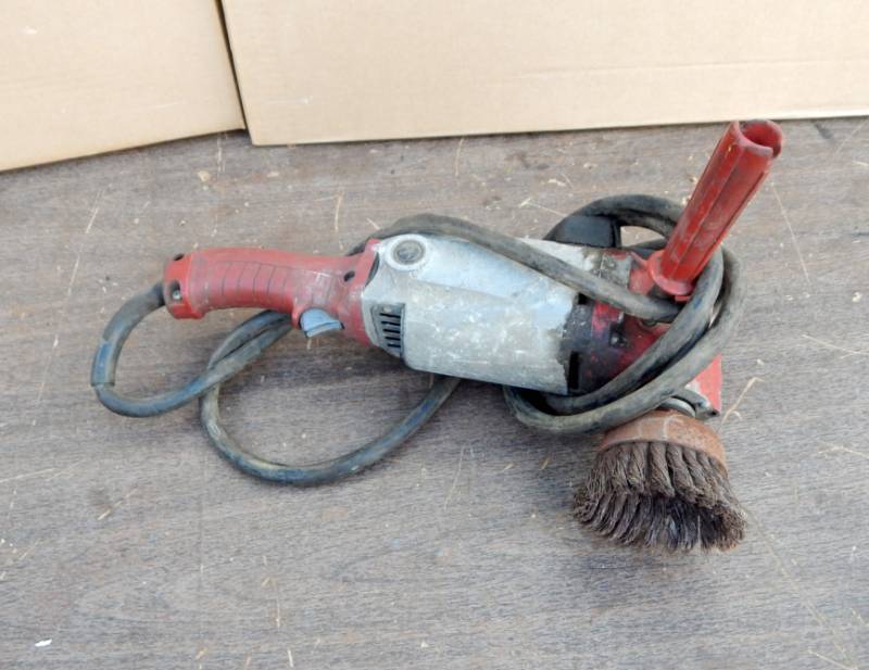 lot 85 image: Milwaukee Heavy Duty 9 Inch Grinder
