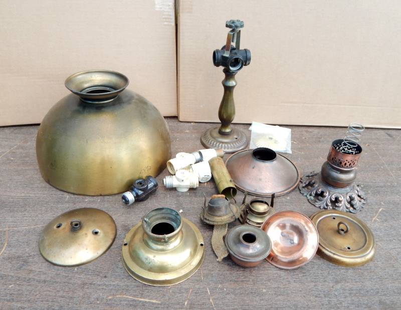 lot 96 image: Lot of Vintage Electric and Oil Lamp Parts