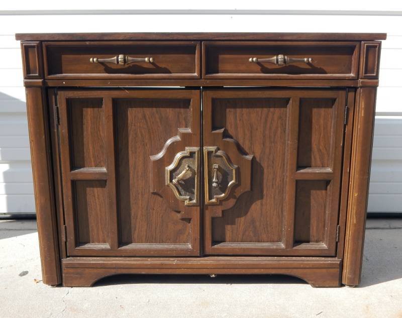 lot 34 image: Vintage Expandable Table Cabinet