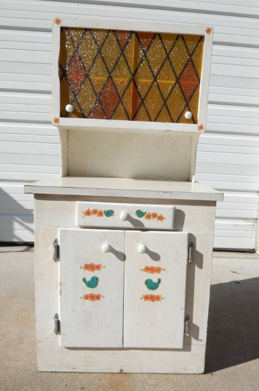 lot 118 image: Vintage Childrens Kitchen Hutch Cabinet