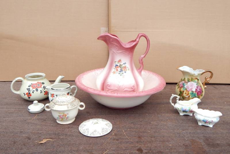 lot 114 image: Lot of Vintage Pitchers, Wash Basins and Other Housewares