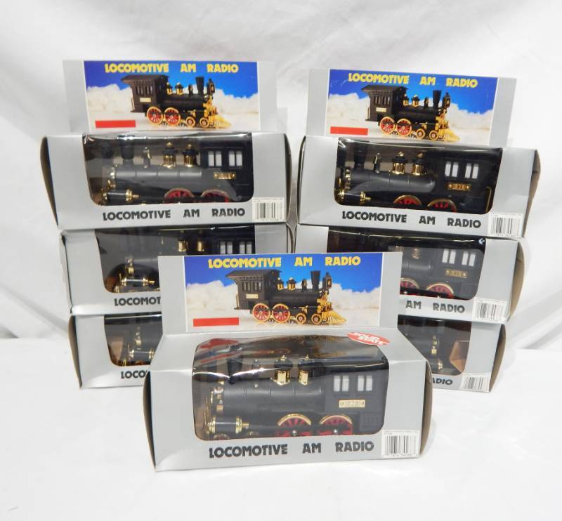 lot 5 image: Lot of Solid State AM Locomotive Radios