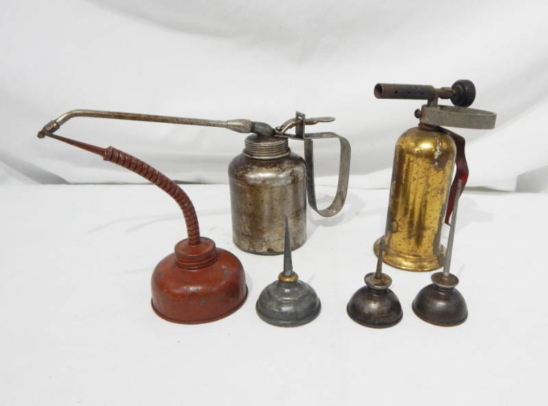 lot 128 image: Lot of Vintage Oil Cans and Torch