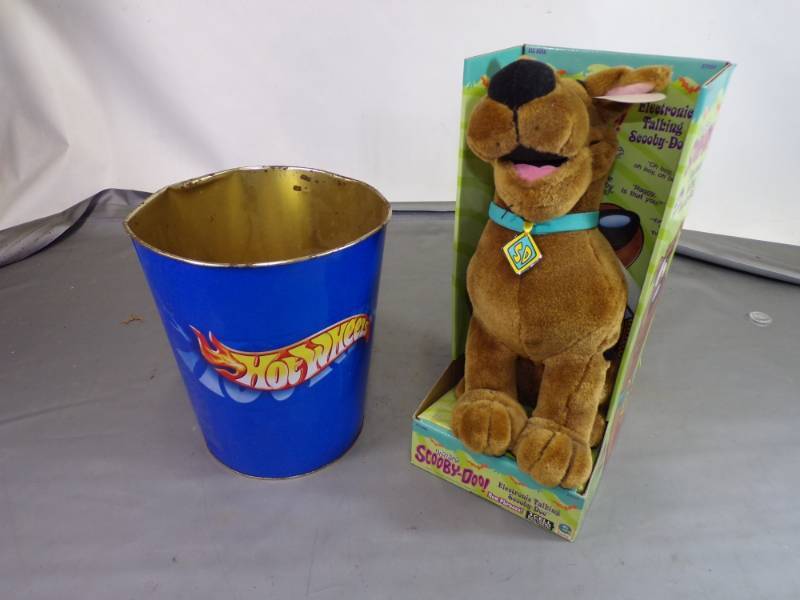 lot 29 image: Hot Wheels Garbage Can and Scooby-Doo