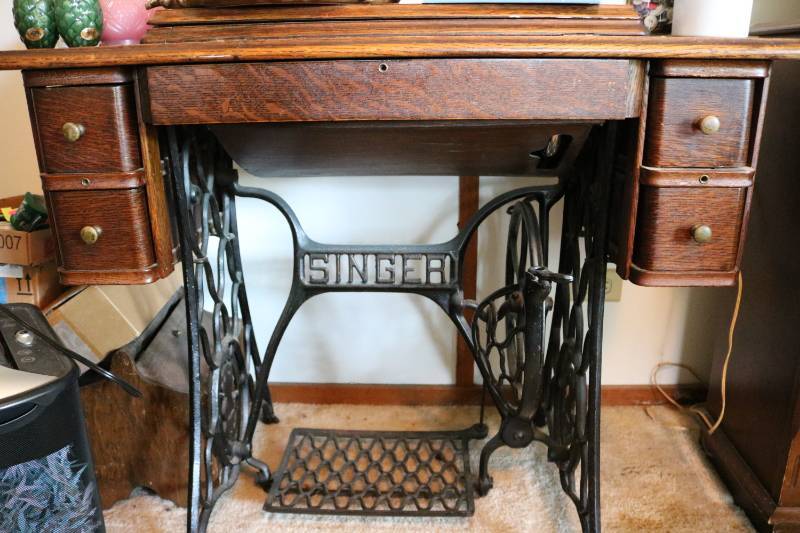 Antique Singer sewing machine on st...