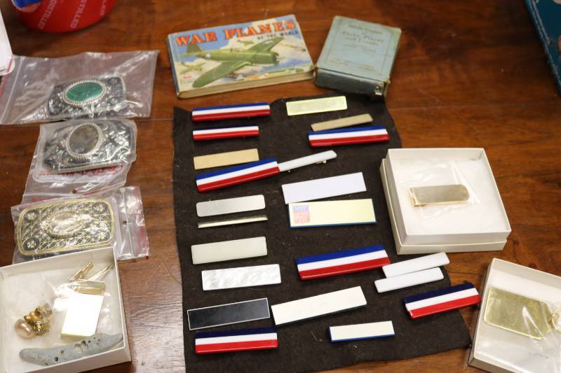 Lot of collectible items, buckles, ...