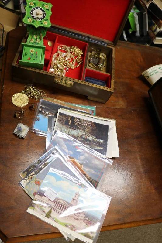 Jewlery box with jewlery and rings ...