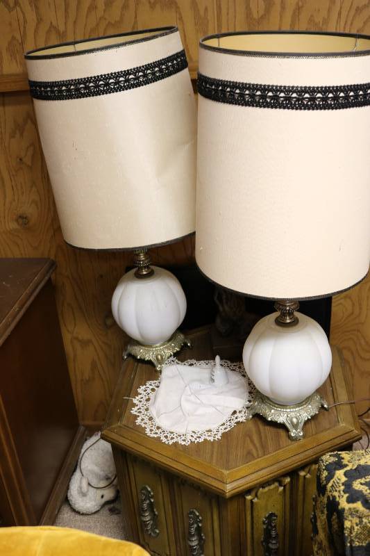 Octagon end table with lamps...