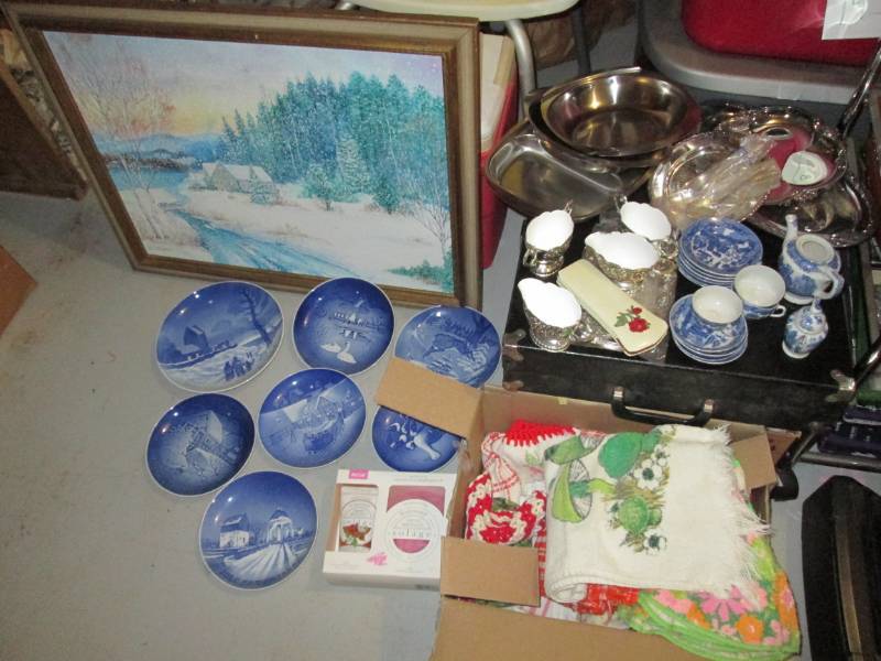 Lot of collectibles, tea set, etc...