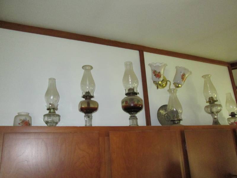 Lot of oil lamps - the fixture atta...
