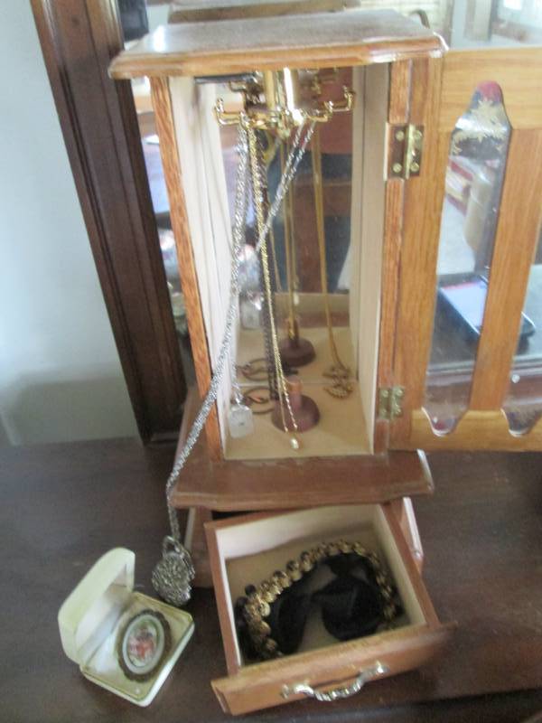 Jewelery box with jewelery...