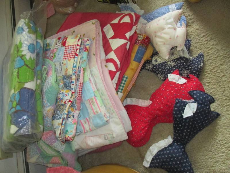 Lot of vintage quilting items...