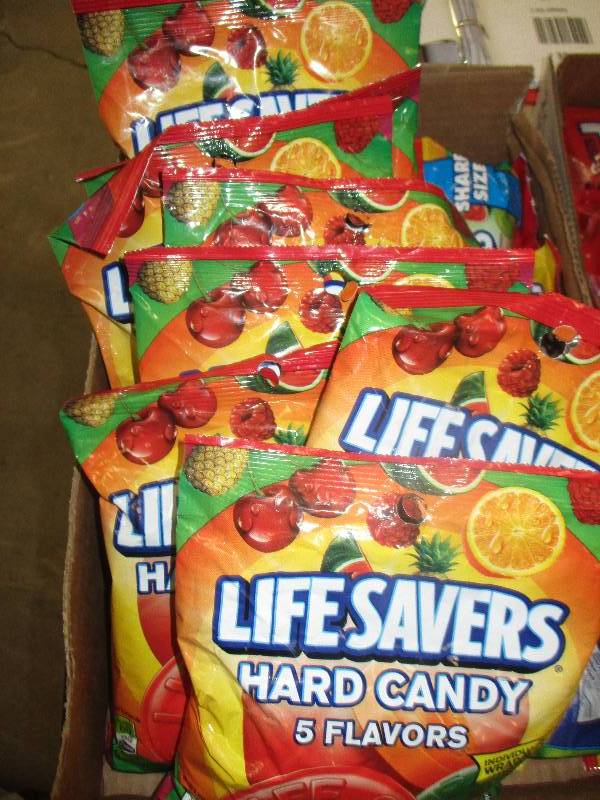 candy look at photo