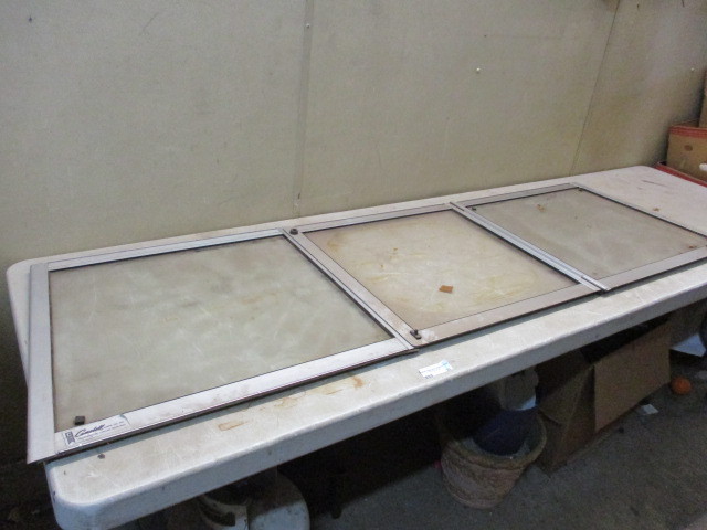 lot 33 image: Boat Windshield