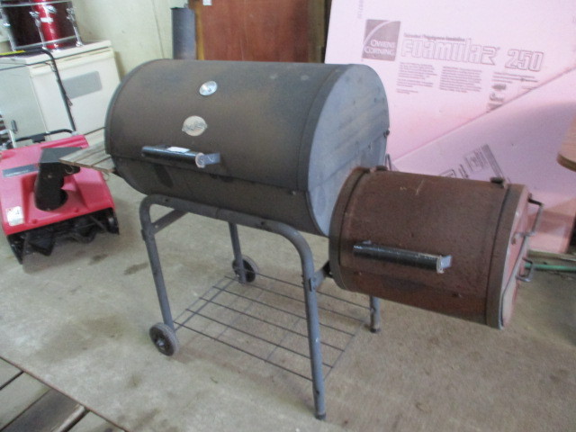 lot 89 image: Chargriller grill