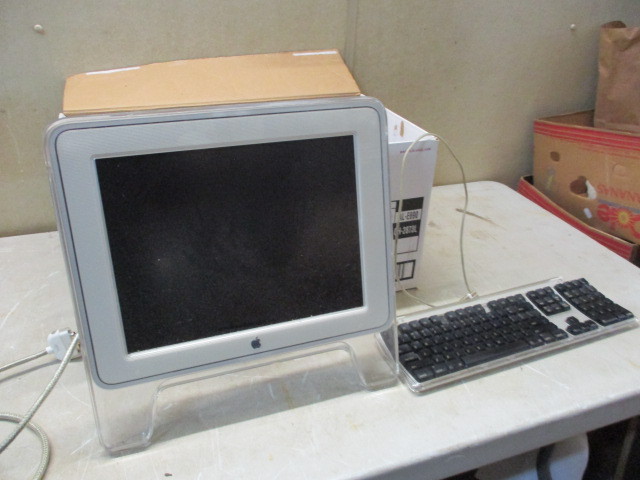 lot 90 image: Apple Monitor-Keyboard