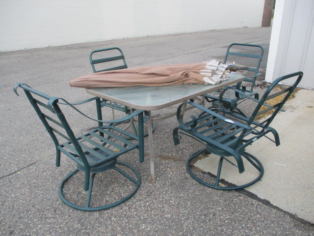 lot 93 image: Patio Table and Chairs