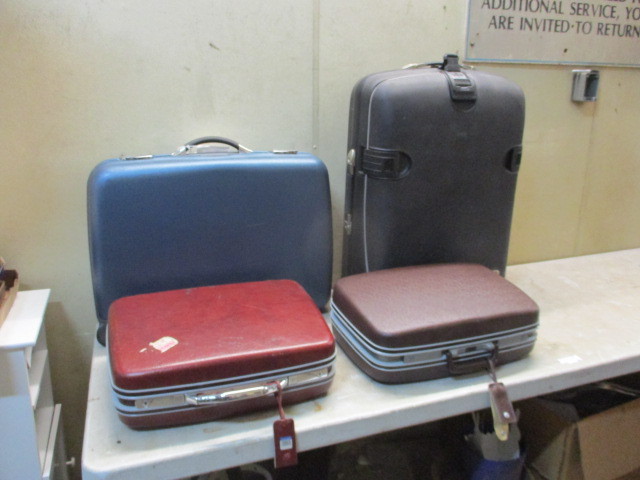 lot 94 image: Suitcase Lot