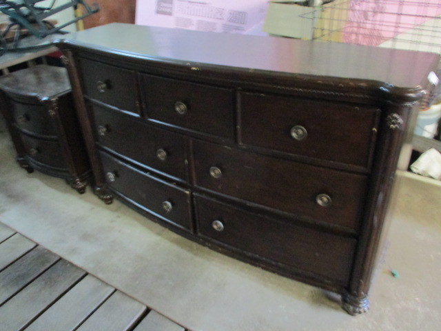 lot 95 image: Dresser Set