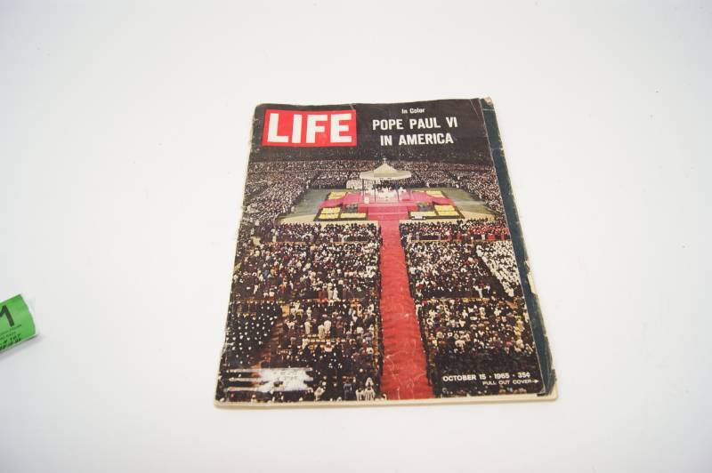 lot 91 image: October 1965 LIFE Magazine Pope Paul VI In America