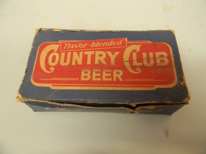 lot 62 image: RARE - VINTAGE GOETZ COUNTRY CLUB BEER SALT & PEPPER SHAKERS WITH BOX - RARE - NICE - SEE PICTURES