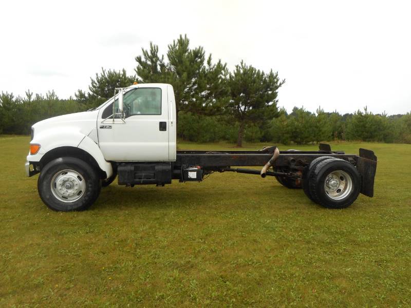 lot 2 image: 2000 Ford F750 SD Straight Truck