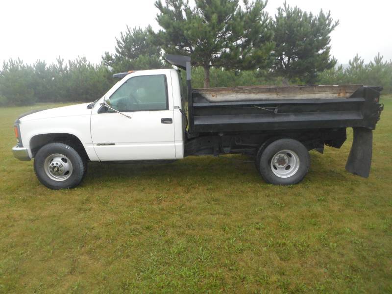 lot 4 image: 1997 Chevy Cheyenne GMT-400 Dump Truck