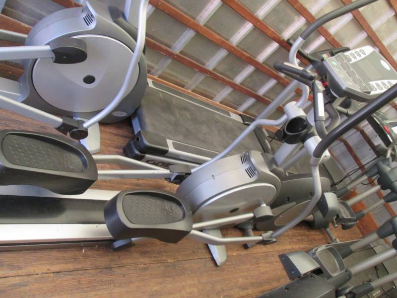 lot 7 image: Matrix T3 elliptical machine...