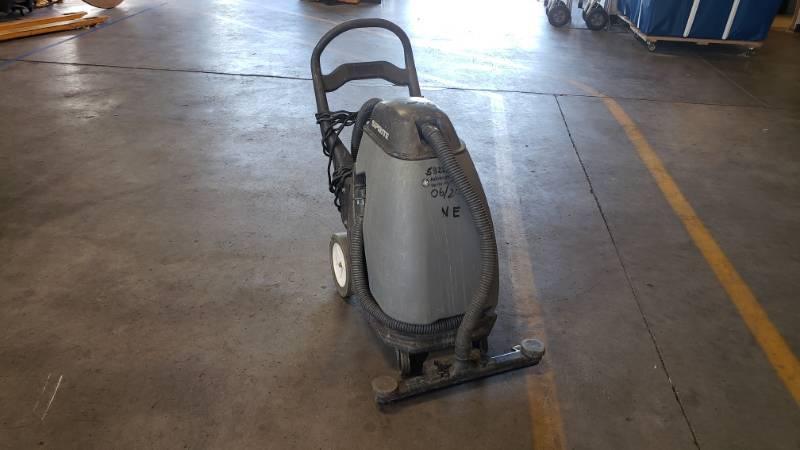 lot 3 image: Commercial Vaccum