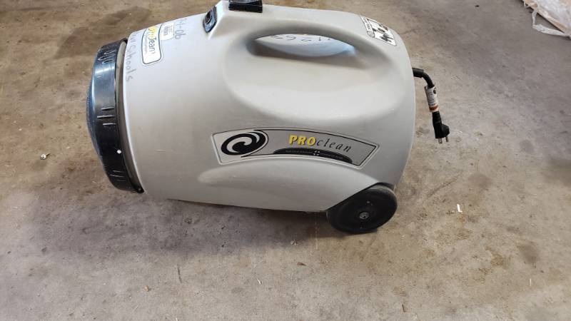 lot 4 image: Commercial Vaccum