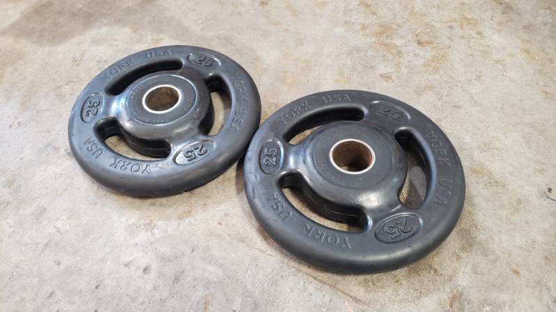 lot 13 image: 25LBS Bumper Plates