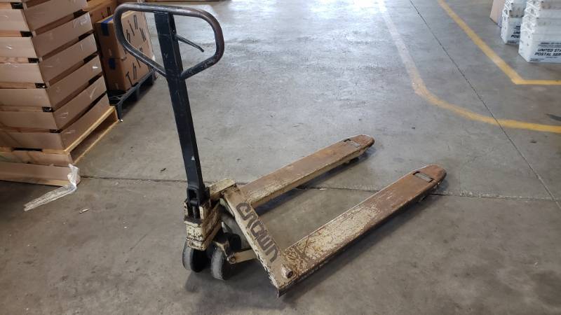 lot 27 image: Crown Pallet Jack